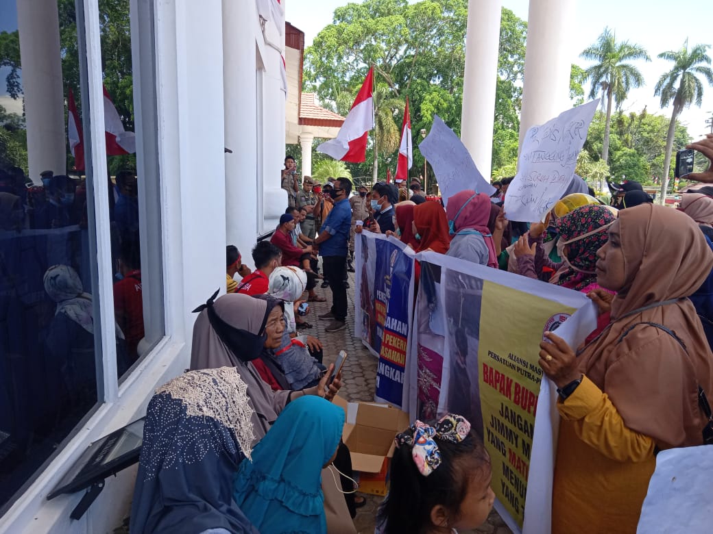 Kantor Bupati Asahan Didatangi Ratusan Kerabat Pmi Minta Keluarga Mereka Dipulangkan Dari Malaysia Suluh Sumatera