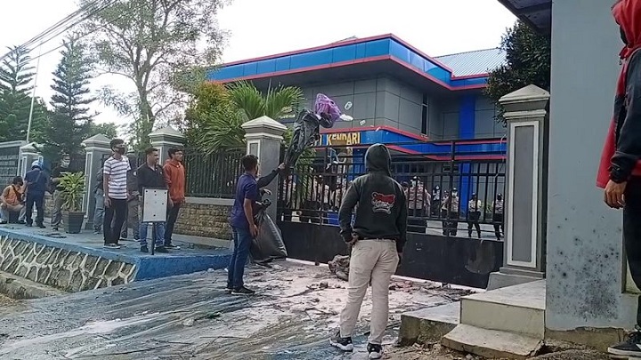 Demo Tolak TKA China di Kendari, Massa Lempar Sampah ke Kantor Imigrasi Demo Tolak TKA China di Kendari, Massa Lempar Sampah ke Kantor Imigrasi, naviri.org, Naviri Magazine, naviri majalah, naviri