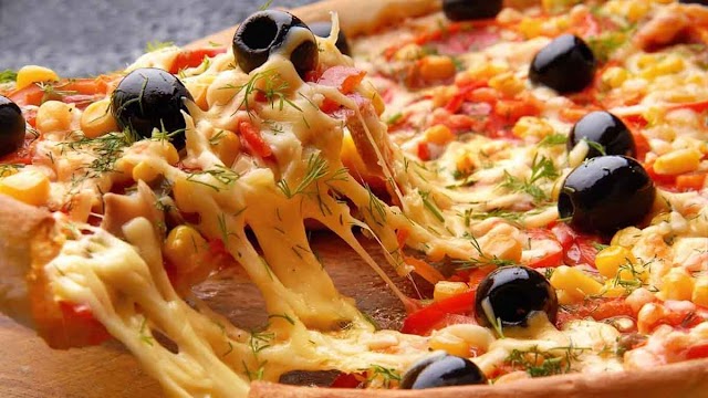 بيتزا بالمفروم والجبنة - منال العالم