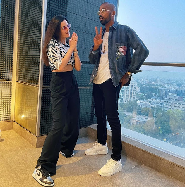Hardik Pandya seen posing like this with wife Natasha, pictures are fiercely viral Funny Jokes Hardik Pandya seen posing like this with wife Natasha, pictures are fiercely viral Funny Jokes