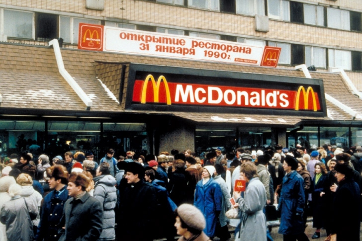 Incredible Photographs of the Opening of the First McDonald’s in Moscow