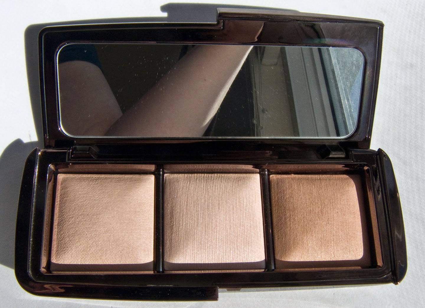 WARPAINT and Unicorns Hourglass Ambient Lighting Palette in Dim Light