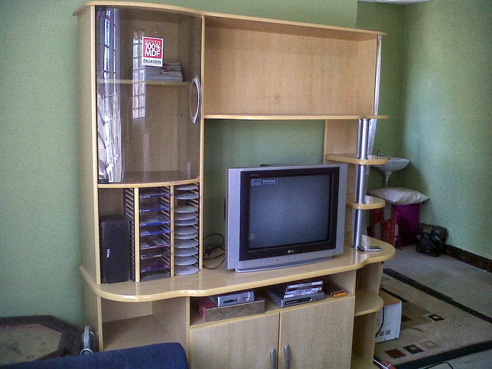 KABATI YA SEBULENI (SHOW CASE) NA TV AINA YA LG ZINAUZWA KWA BEI POA