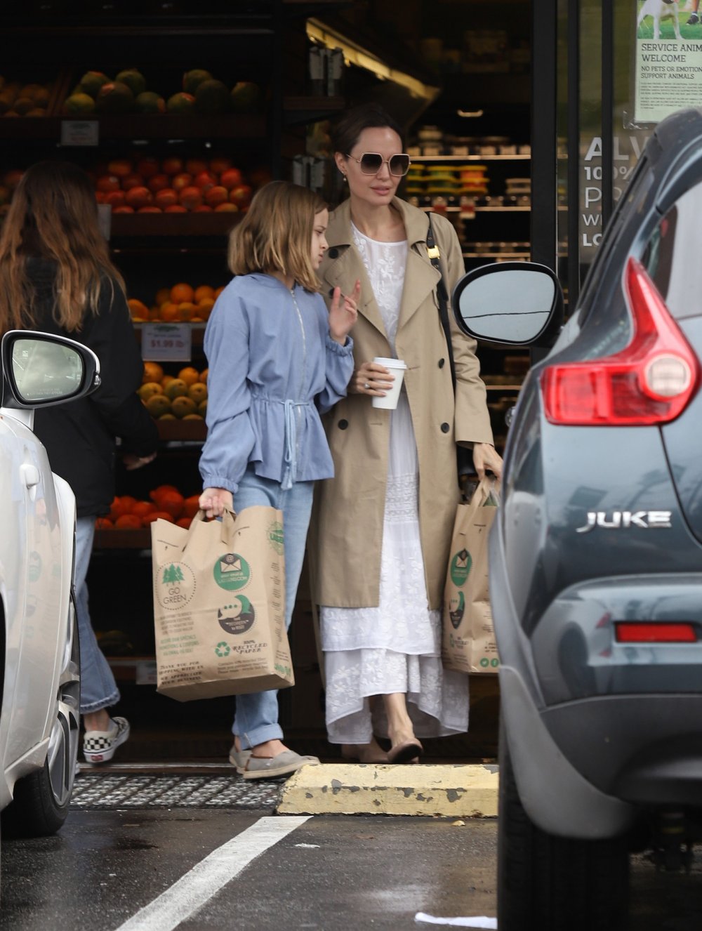 Angelina jolie vai as compras com a filha em los angeles