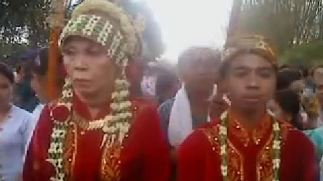 Heboh! Cinta Tak Memandang Usia, Pemuda SMA Berikut Ini Menikahi Nenek Tua! Heboh! Cinta Tak Memandang Usia, Pemuda SMA Berikut Ini Menikahi Nenek Tua!