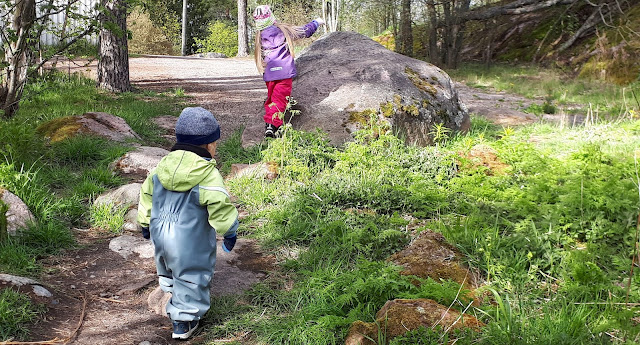 kohti normaalimpaa, lapset, sisarukset, koronakevat, pop kuoritakki, reimahaalari, kivipolku, lapsiperheen elamaa, blogi