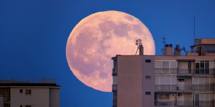 Pink supermoon visible in Cyprus tonight - Olomoinfo