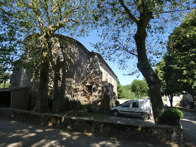 L'église de Bouisse au pied de laquelle nous garons le véhicule.