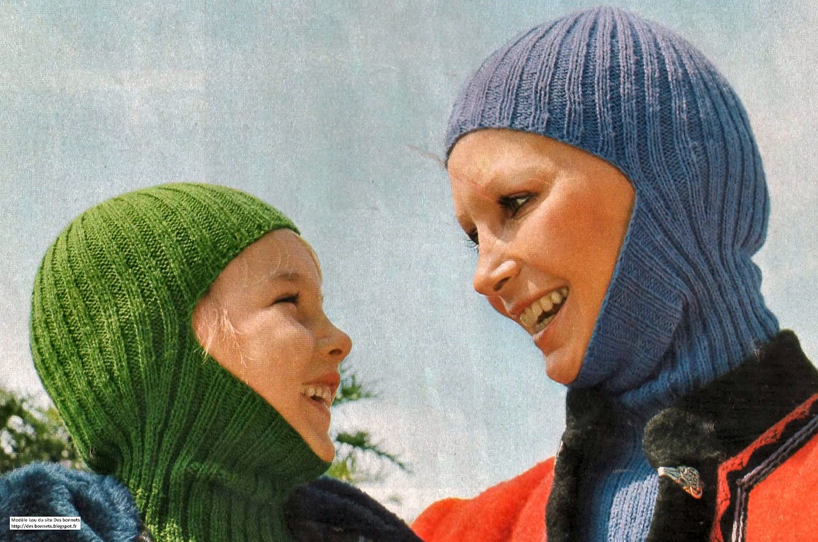 Cagoules femme et enfant tricotées aux aiguilles