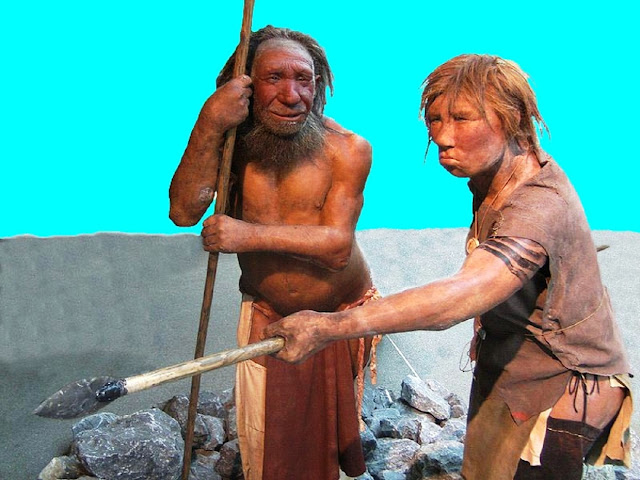 Неандерталец учит женщину обращаться с копьем