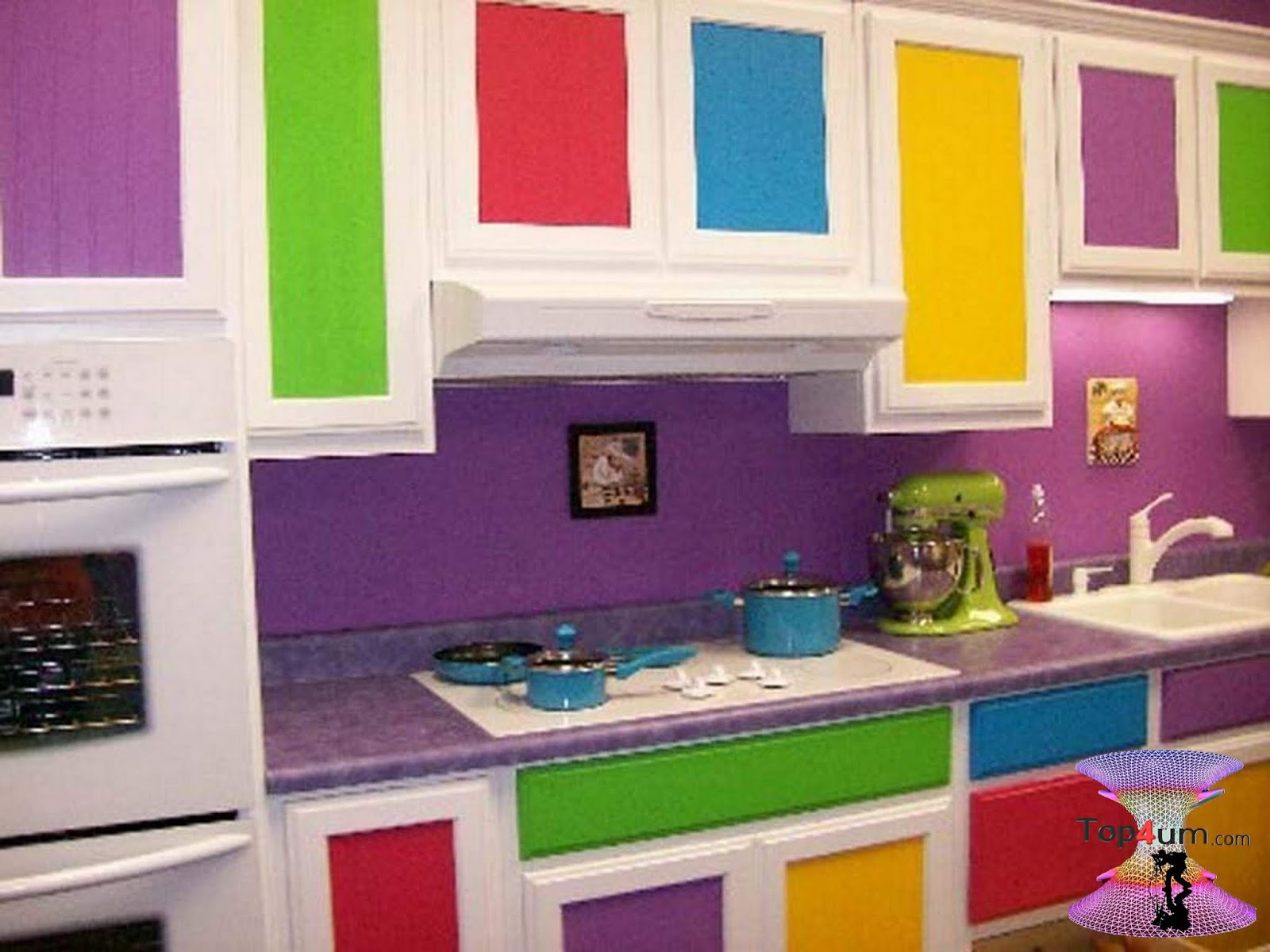 Можно покрасить фасады кухни. Разноцветная кухня. Разноцветный кухонный гарнитур. Кухня с разноцветными фасадами. Кухня с цветными фасадами.