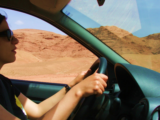 in auto nel deserto