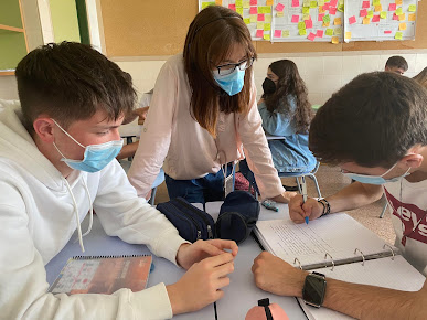 Alumnos de Bachillerato C trabajando en clase con la profesora ayudando