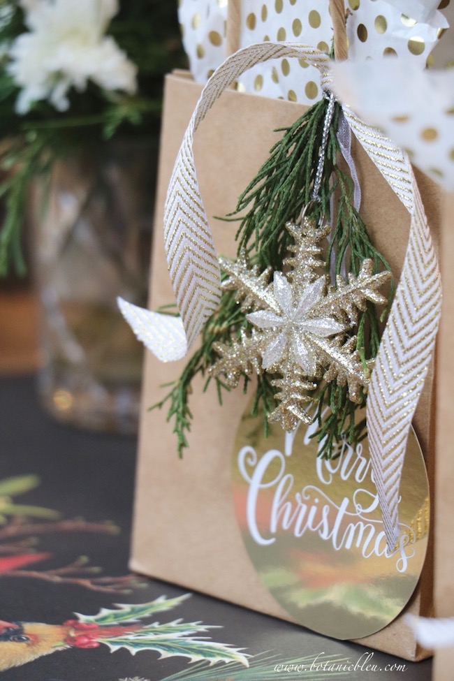 creative-christmas-gift-wrap-craft-bag-fresh-greenery