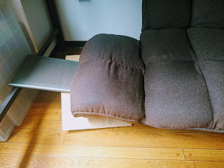 嵩上げされたソファーの写真