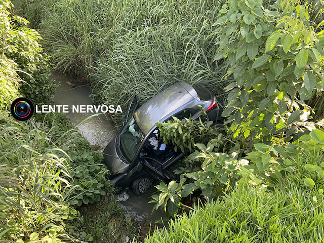 Médica perde controle da direção e cai com carro em córrego na Avenida Jorge Teixeira – VÍDEO