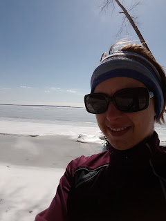 Lac des Deux Montagnes, parc d'Oka, hiver, glace, femme souriante, lunettes de soleil