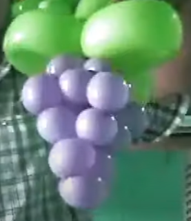 Ballonmodellage von einer Weintraube aus Modellierballons.