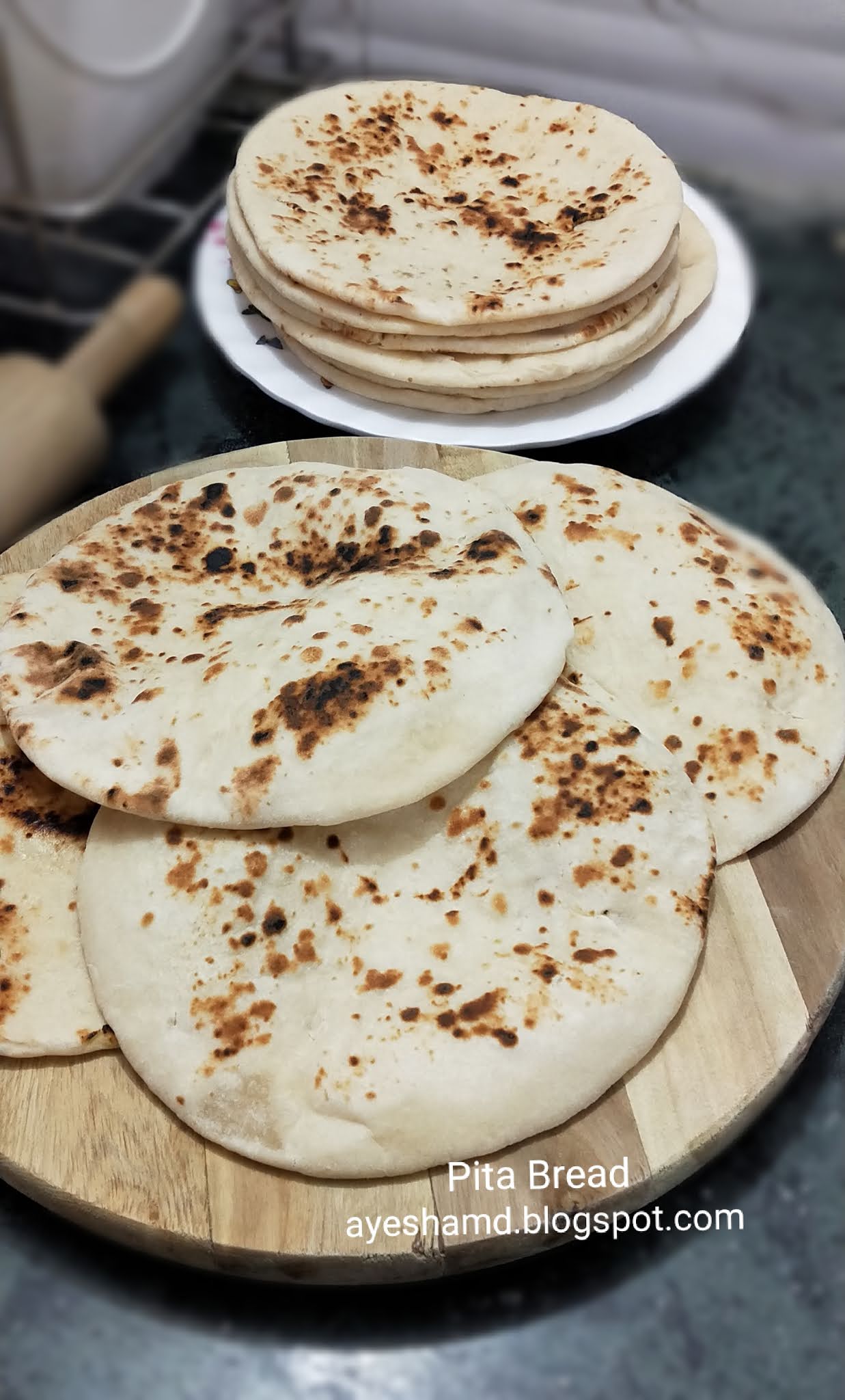 4 Foodies Khubz Arabi (الخبز العربي)/Pita Bread....Without Oven