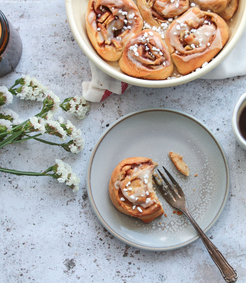 Apfel-Nuss-Hefeschnecken