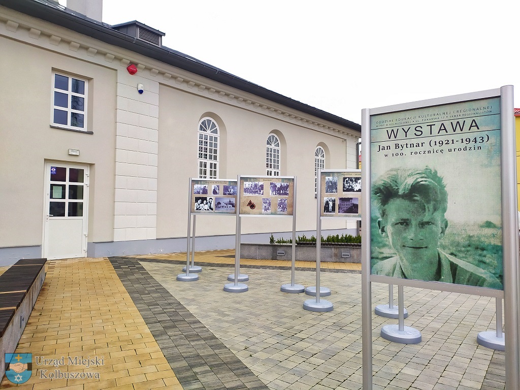 Wystawa o Janku Bytnarze przed dawną synagogą