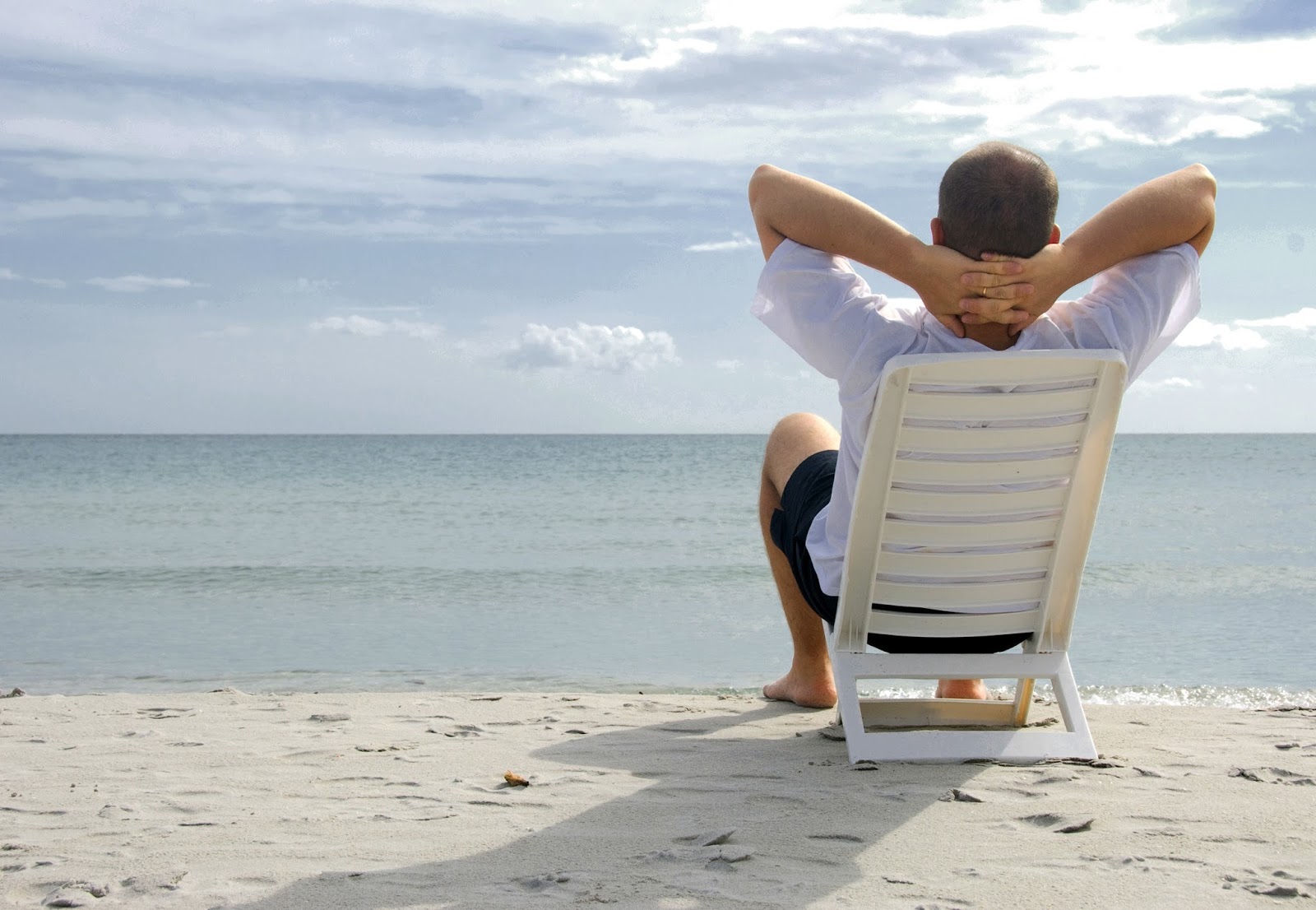 человек отдыхает. отдыхающий человек. в данный момент в отпуске. человек в отпуске. в данный момент в отпуске.
