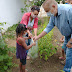 Doação de alimentos produzidos em horta atrai famílias à Creche Walnyza Borborema