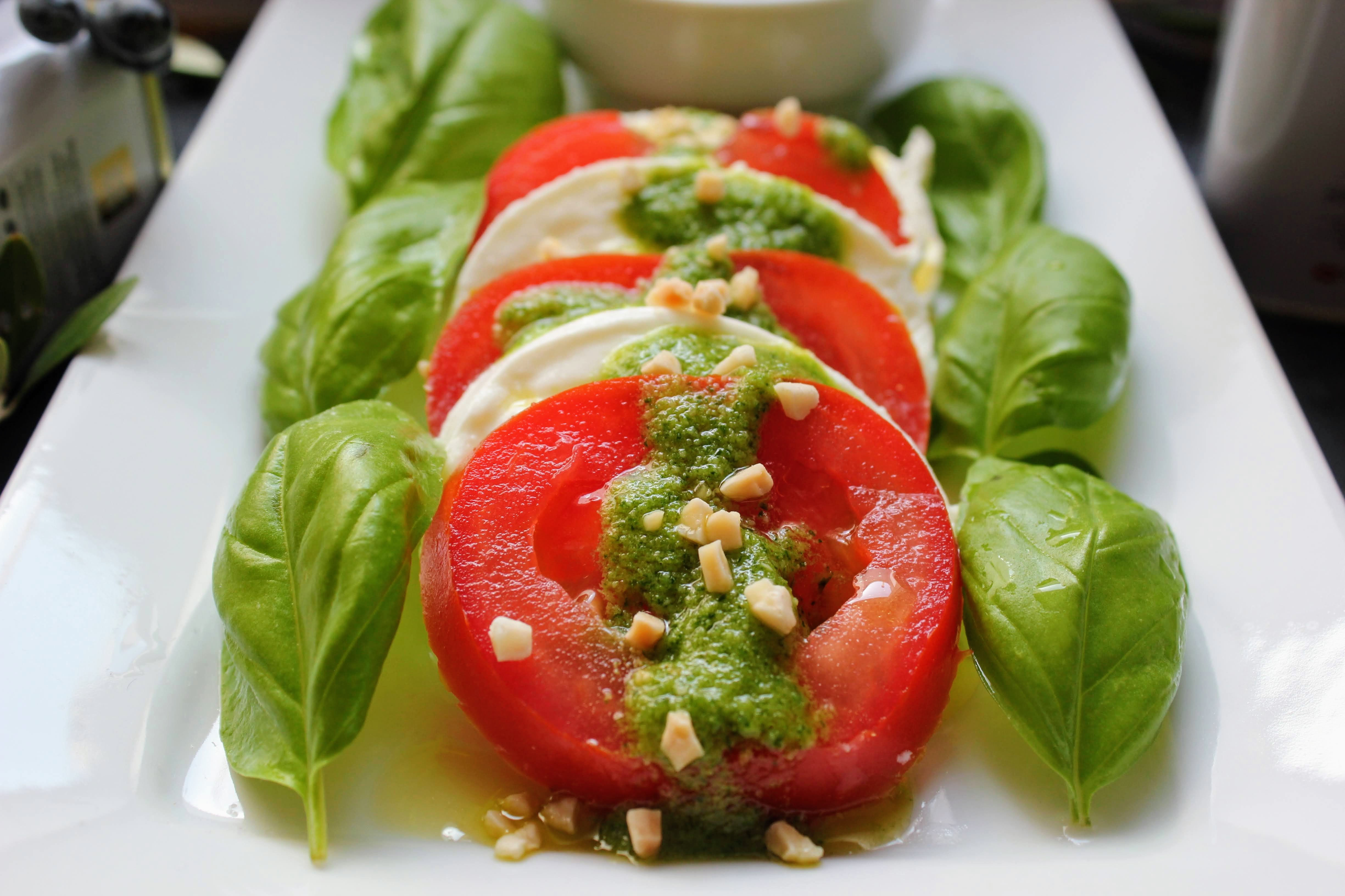 Ensalada Caprese con Pesto de Almendra Cocinando con las Chachas