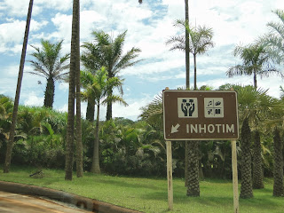 placa de trânsito indicando a entrada do parque Inhotim