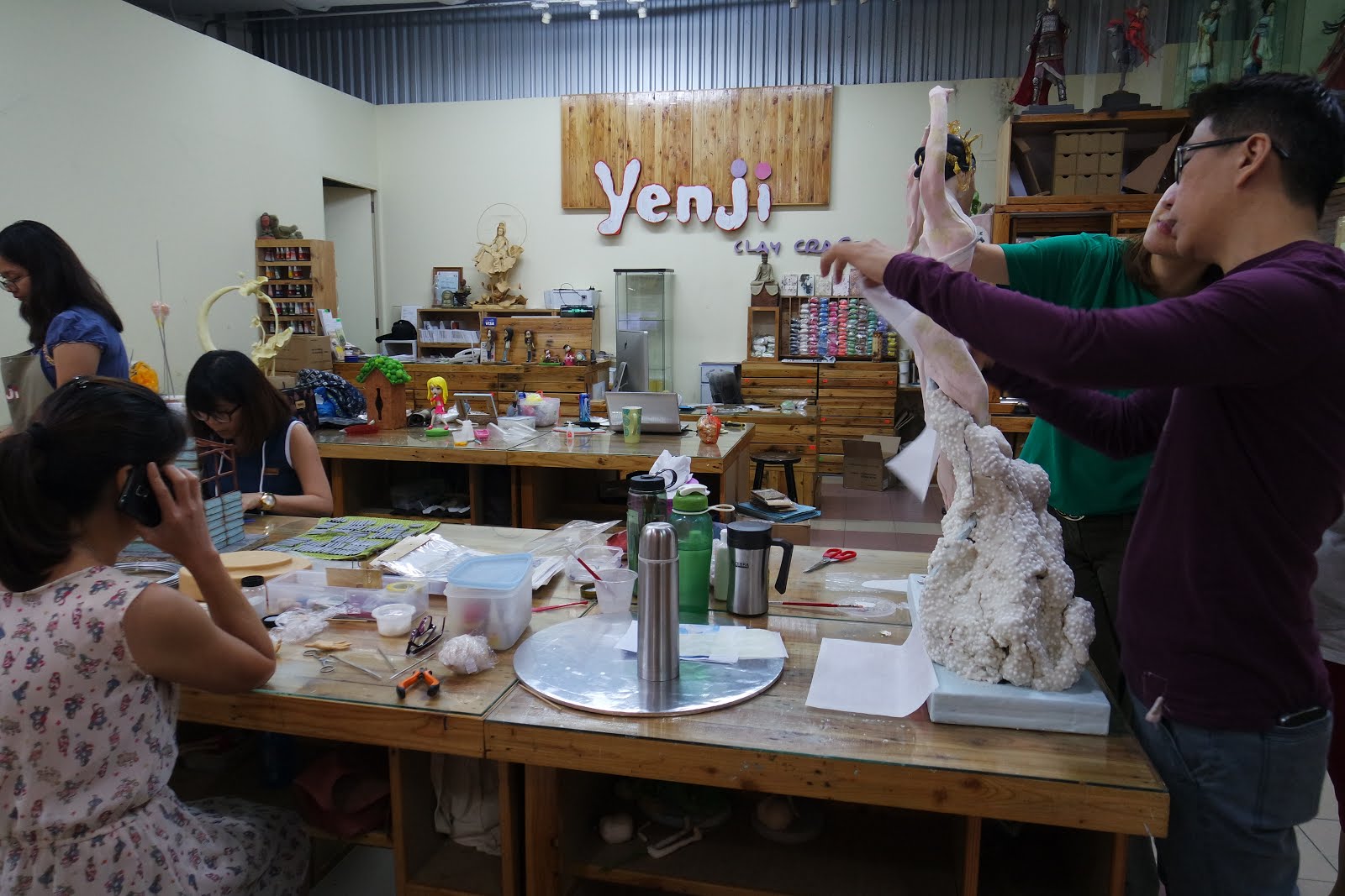 Taylor swift went into Yenji CLAY CRAFT!!