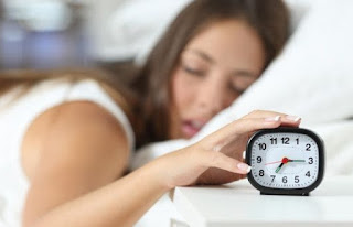 مـا عـدد السـاعات الكافية للنوم ليلاً وتأثيرها على الدماغ؟ 