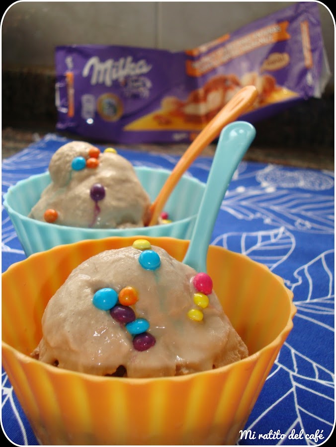 Helado de chocolate con caramelo y avellanas