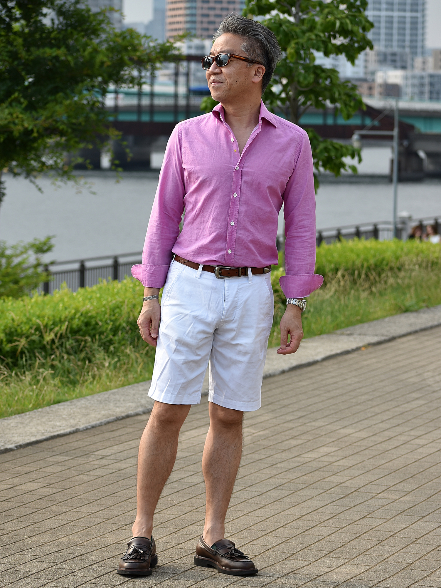 40代向けの長袖シャツと短パンのメンズ サマースタイル