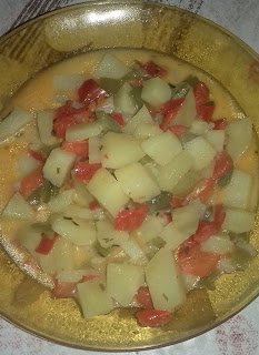 Voici la recette des pommes de terre, poivron rouge et poivron vert à la creme fraiche du blog les recette de cindy