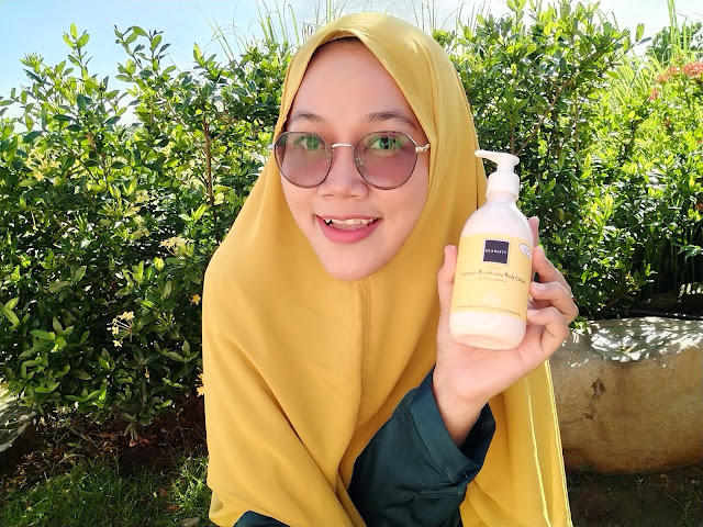Berfoto dengan body lotion varian freshy Scarlett