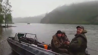 Αυτοί οι Ρώσοι ψάρευαν στη λίμνη. Μέχρι που είδαν κάτι απίστευτο να έρχεται κατά πάνω τους!