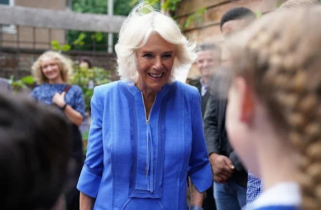 The Duchess of Cornwall visited Hay-on-Wye in Wales to celebrate the success of this year’s Hay Festival. The Duchess wore a blue cafan dress