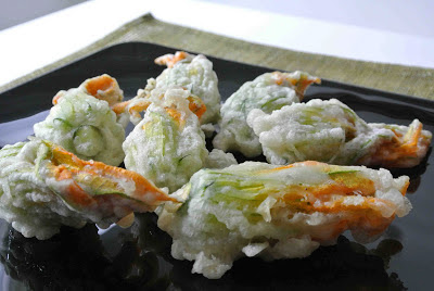 fiori di zucca fritti in pastella ripieni di nasello