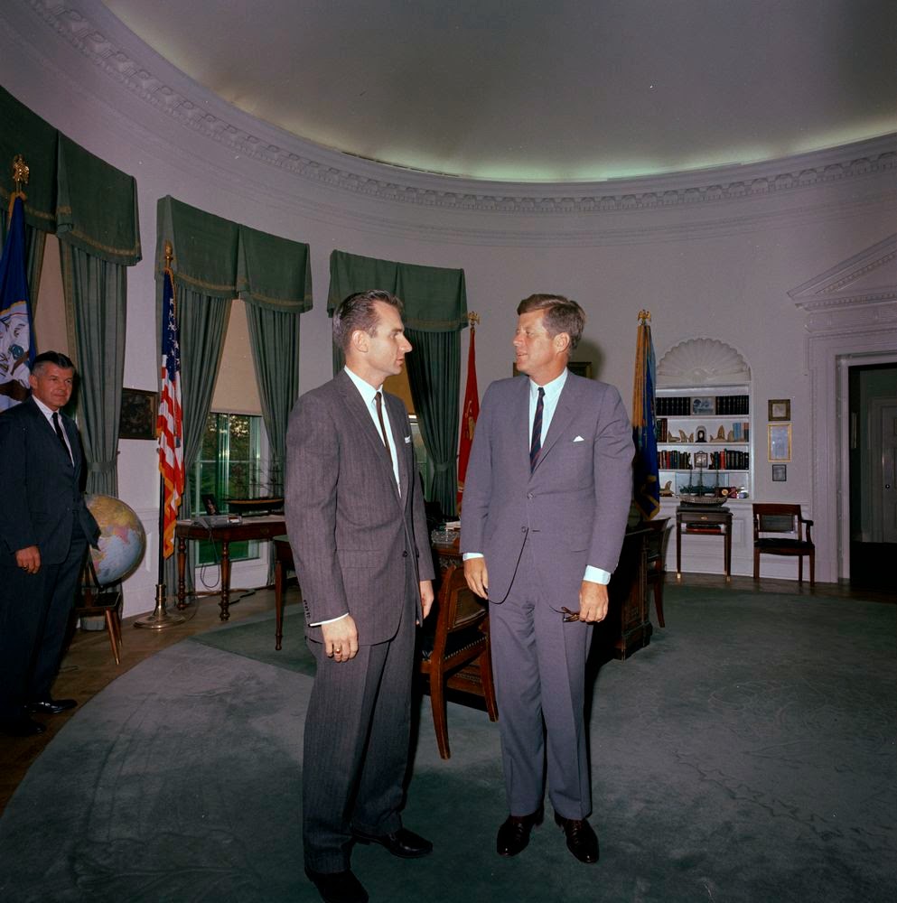 10/17/63: JFK MEETS AGENT BILL STRAUGHN AS SAIC BEHN LOOKS ON