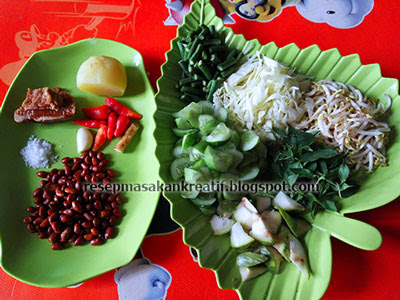  resep karedok Sunda memakai sayuran mentah dengan aroma daun kemangi sebagai ciri kha RESEP KAREDOK BUMBU KACANG KHAS SUNDA