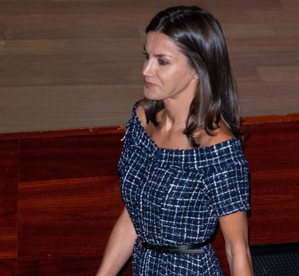 Queen-Letizia-in-Zara-11.jpg