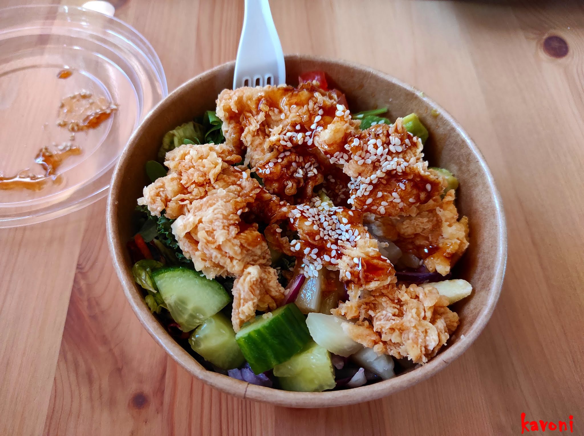 kavoniho žrádlo California Sun a Sweet Chilli Poke Bowl, KFC
