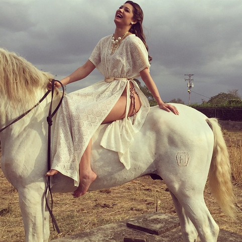 Osmariel Villalobos en bikini, sexy y montando un caballo (+video)