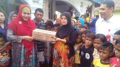 Anggota DPD RI Cantik Ini Sentuh Anak-Anak Korban Banjir di Wilayah Pinggiran