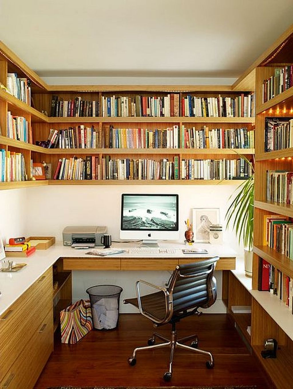 В библиотеке 8 шкафов. Книжные полки в кабинете. Домашний офис интерьер. Библиотека в маленькой комнате. Библиотека в интерьере квартиры.