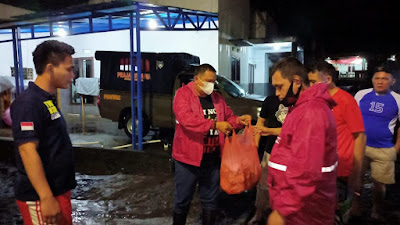 Satpol PP Pemprov Sulut Bagikan 500 Nasi Bungkus untuk Warga Terdampak Banjir di Manado