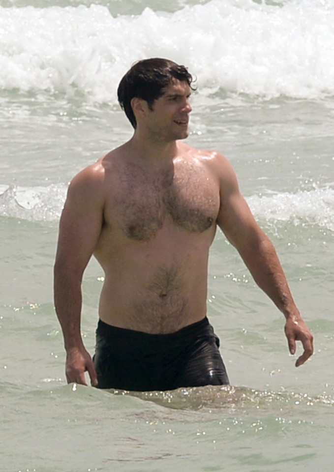 henry cavill swimsuit superman hunk henry cavill showed off his muscly bod at henry cavill swimsuit superman hunk henry cavill showed off his muscly bod at