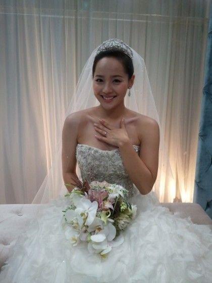 Netizen Diskusikan Sederet Gaun Pernikahan Selebriti Wanita Korea yang Paling Indah dan Menawan 13 %25EF%25BF%25BD%25EF%25BF%25BD%25EF%25BF%25BD%25EF%25BF%25BD7
