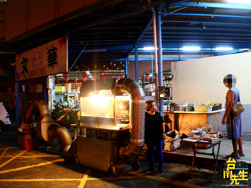 台南串燒/每日限量晚來吃不到/隱身市場一賣20多年/剛擺攤就有客人上門/木炭烘烤香氣撲鼻/在地人激推私房宵夜