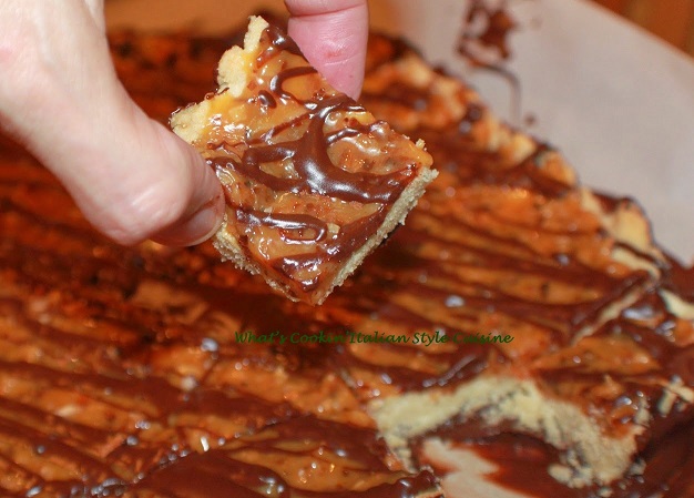 this is a samoas knockoff copycat bar cookie recipe and how to make them